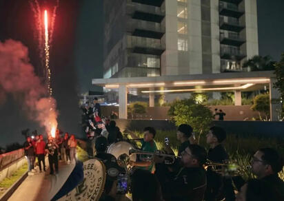 Aficionados mexicanos llevan serenata a la Selección de Inglaterra