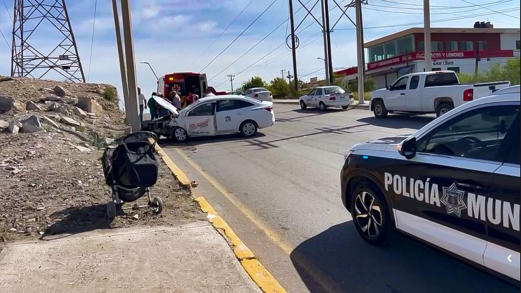 Taxista se impacta contra poste en avenida Las Torres de Monclova