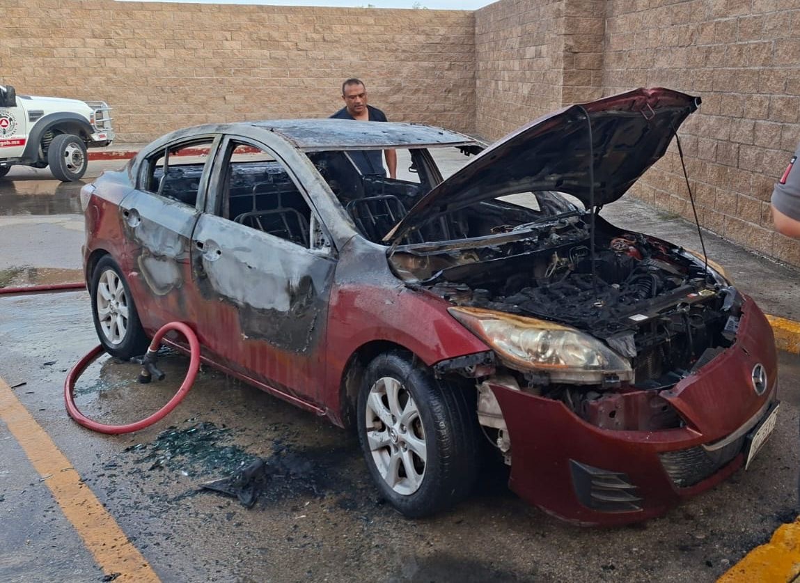 Falla eléctrica provoca incendio de vehículo en estacionamiento de teatro