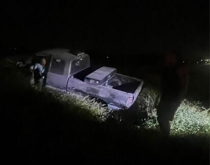Camioneta termina sobre glorieta frente a universidad