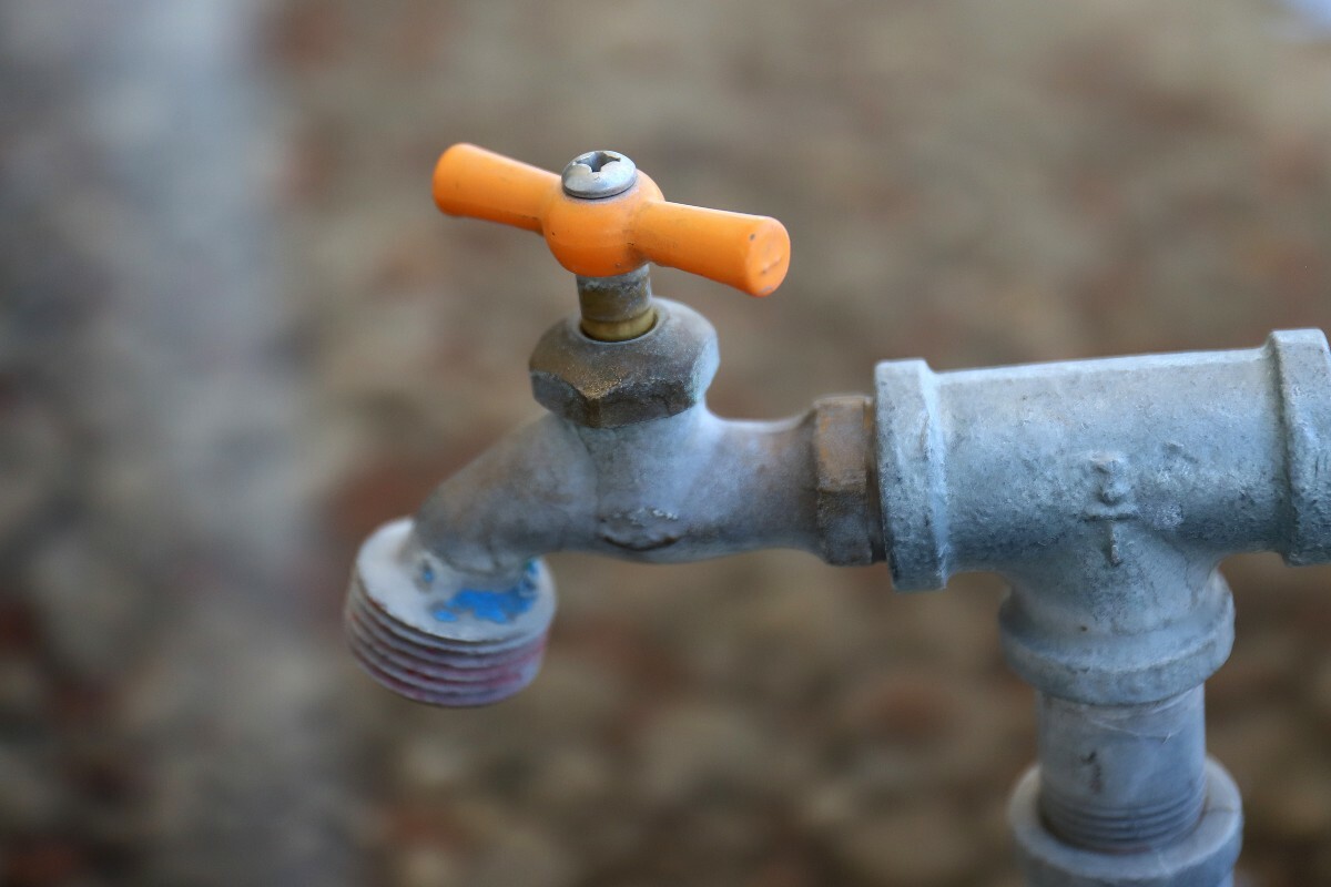 Habitantes denuncian constantes fallas en el servicio de agua potable