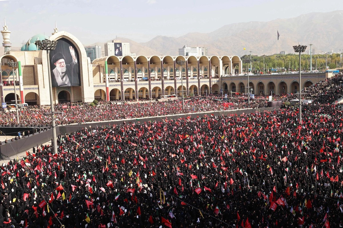 Irán realiza segundo día de funerales de Ali Jamenei en Teherán