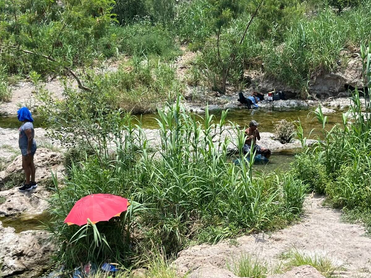 Familias aprovechan el fin de semana para refrescarse en el Río Monclova ante las altas temperaturas