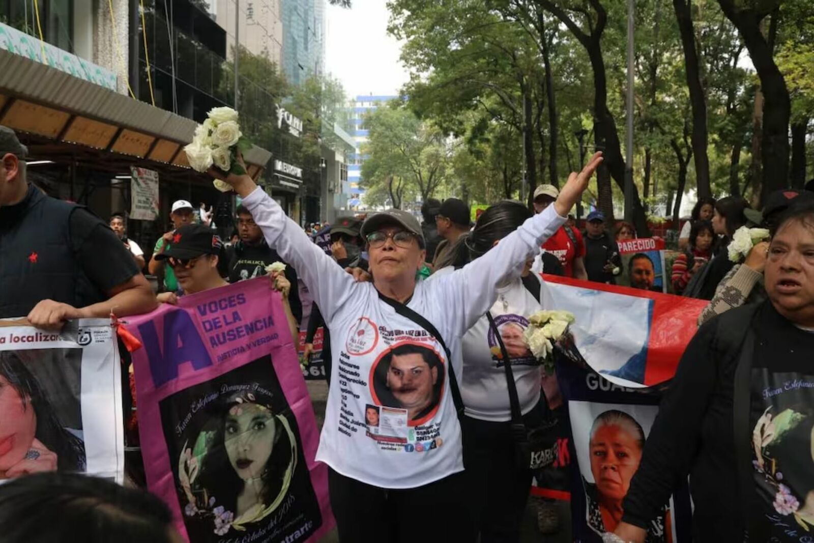 Madres buscadoras marchan previo al México vs Inglaterra y exigen disculpa pública