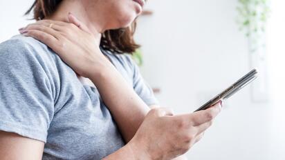 Cómo evitar el dolor de cuello y espalda por el uso de pantallas