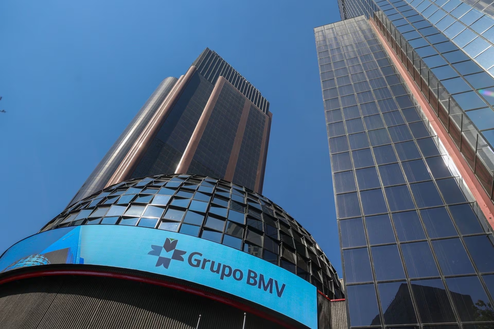 BMV avanza 0.71% en apertura; destacan acciones de Asur y GAP