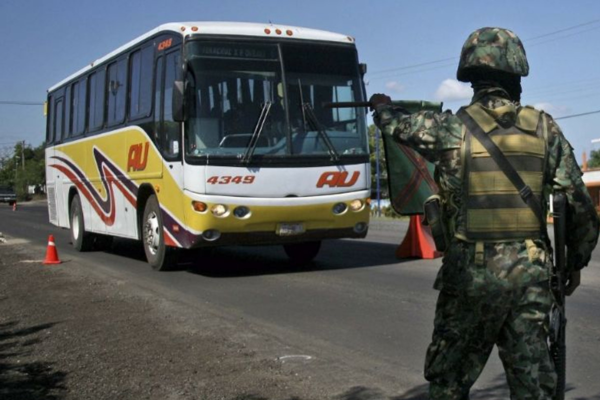 Tragedia en Perote: autobús impacta un auto y deja tres personas sin vida