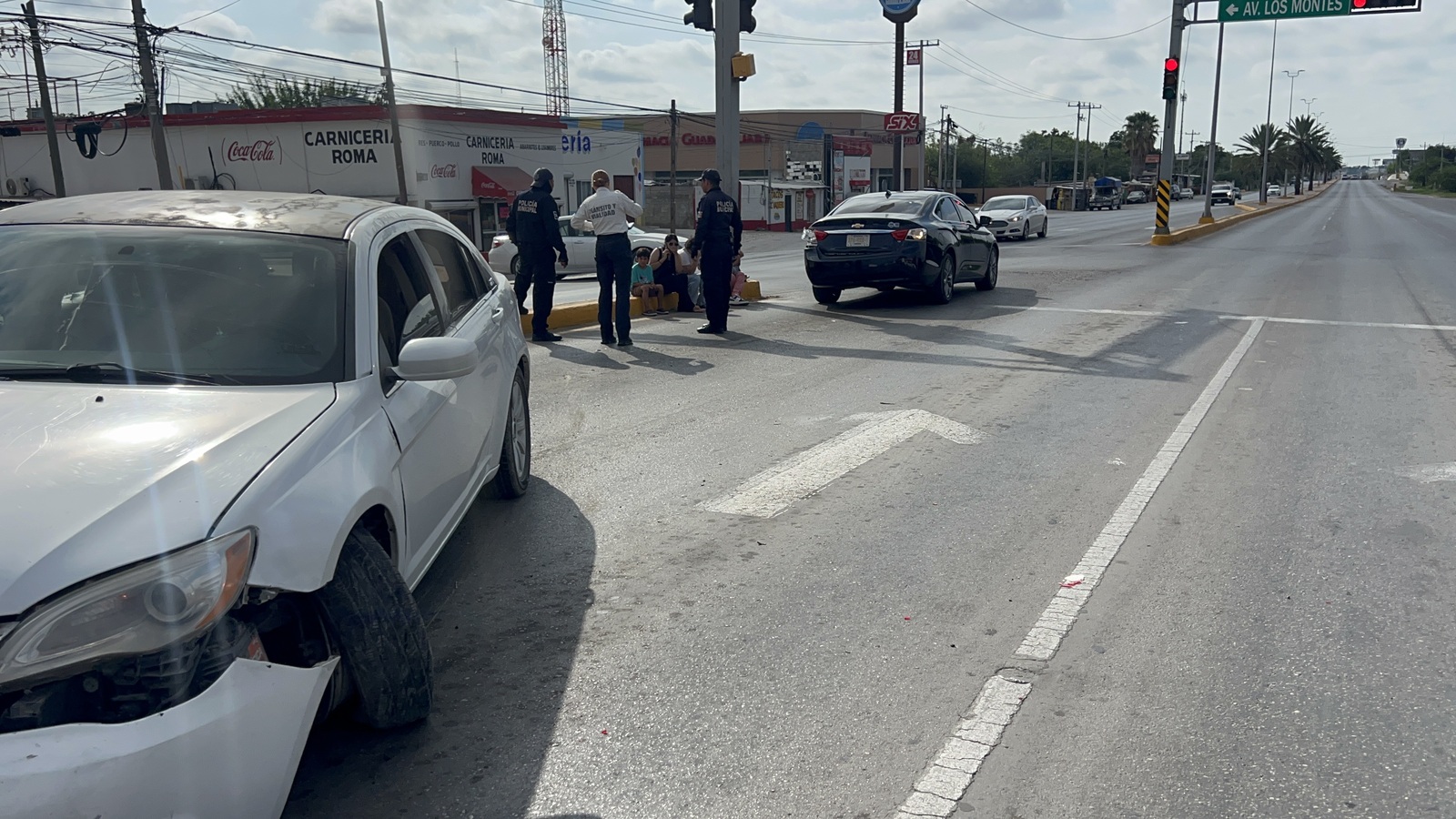 Imprudencia al volante provoca fuerte choque en transitado crucero
