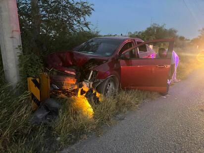 Exceso de velocidad termina en fuerte choque; joven conductora es hospitalizada