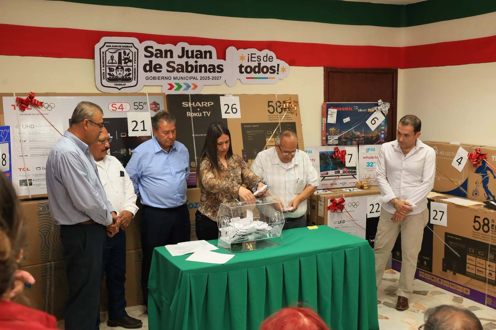 San Juan de Sabinas reconoce ciudadanos cumplidos en Sorteo Predial 2026
