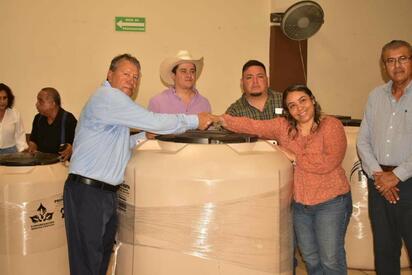 Más de 400 familias recibieron tinacos subsidiados en San Juan de Sabinas