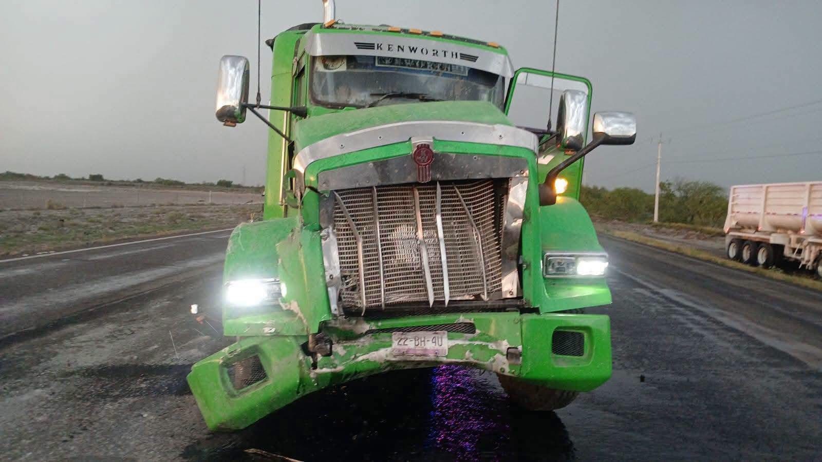 Tráiler se accidenta en la Carretera 57; operador es hospitalizado en Allende