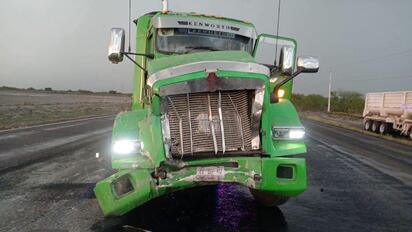 Tráiler se accidenta en la Carretera 57; operador es hospitalizado en Allende