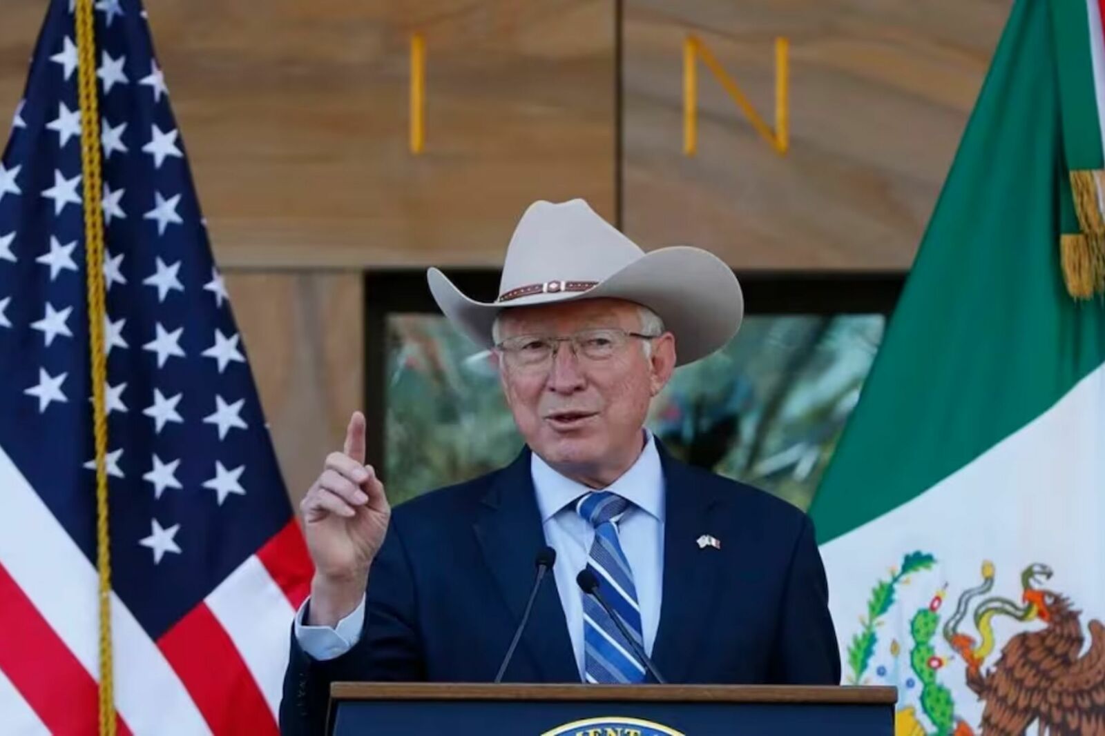 Sheinbaum cuestiona versión de Ken Salazar sobre captura de 'El Mayo' Zambada