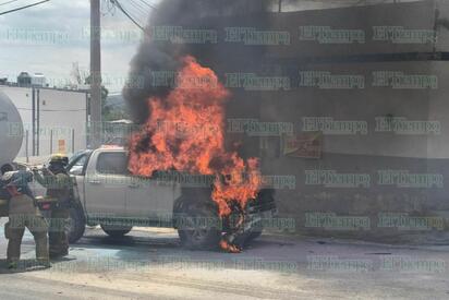 Camioneta arde en llamas a metros de una gasolinera en Monclova 