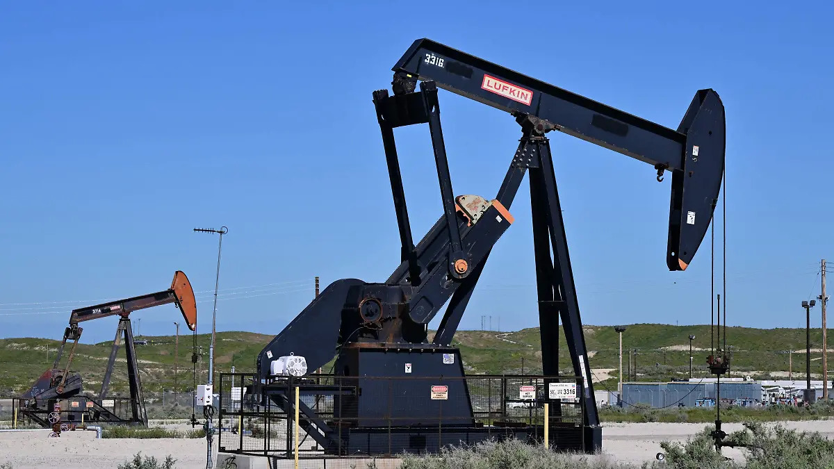 Brent y WTI cierran al alza tras incidentes en Ormuz