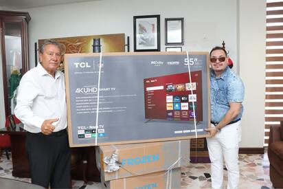 Entrega Óscar Ríos premios a contribuyentes cumplidos de San Juan de Sabinas
