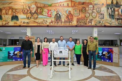 Carlos Villarreal reconoce a contribuyentes cumplidos en rifa del predial