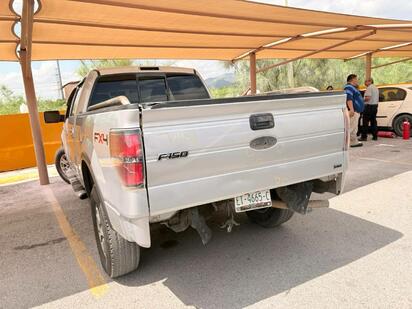 Controlan incendio de camioneta en estacionamiento de Gutiérrez Sidermex; rápida reacción evita pérdidas mayores