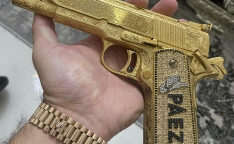 EU exhibe arsenal de "Carlitos Rugrats"; presumía en redes armas personalizadas con oro y gemas