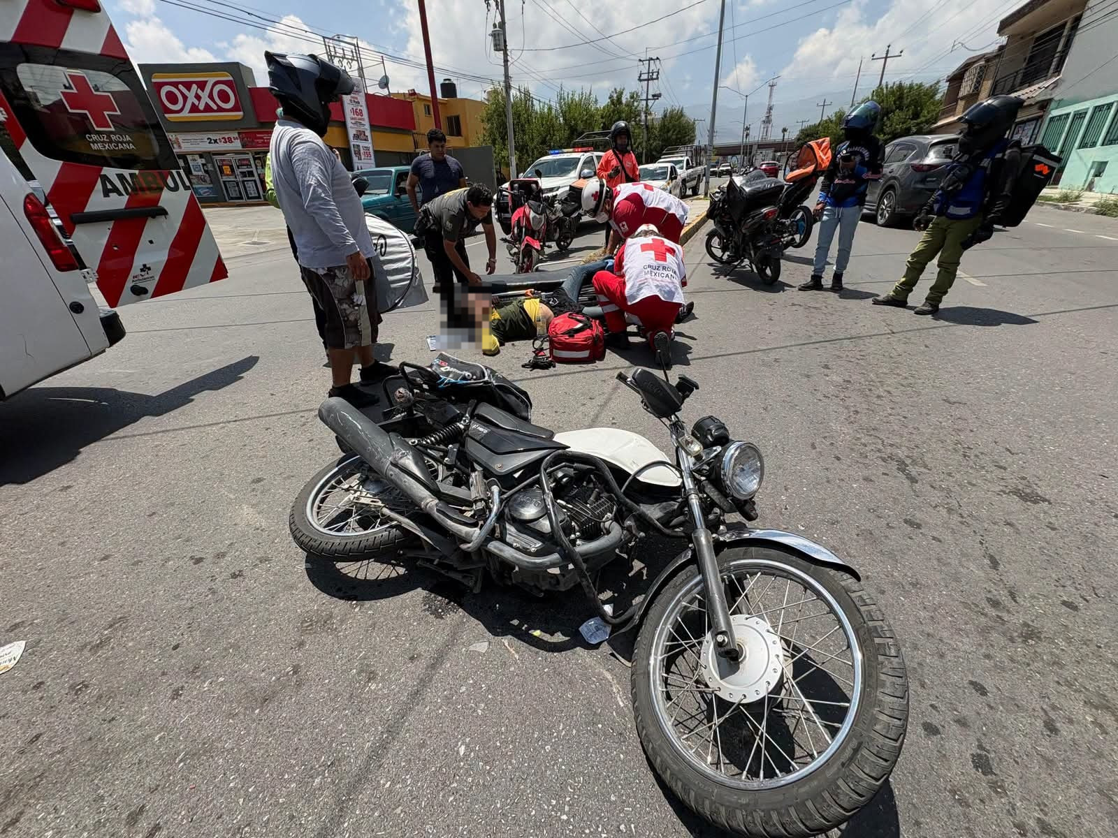 Motociclista termina con fractura tras choque con automóvil en Saltillo