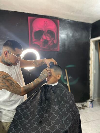 Mantienen barberías clientela pese a la inflación; ajustan precios por aumento en insumos