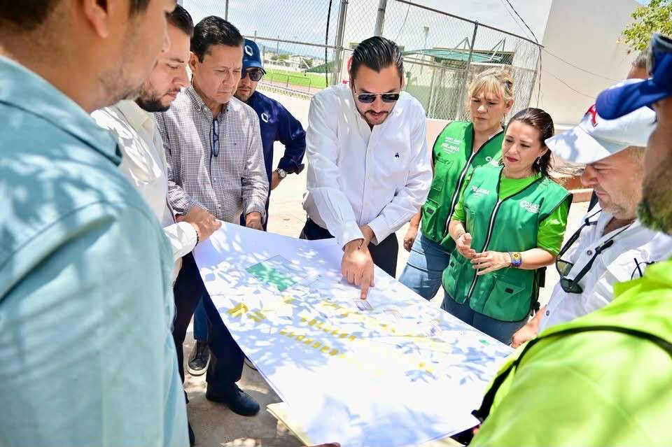Carlos Villarreal supervisa remodelación de la Unidad Deportiva Nora Leticia Rocha