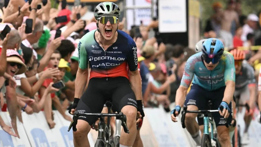 Kooij se impone en Pau; Del Toro sigue en el Top 10