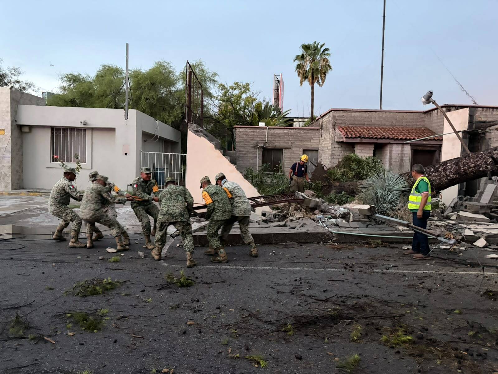 Lluvias: Personal militar colaboró con autoridades municipales retirando árboles y estructuras derribadas por los fuertes vientos.
