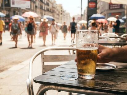 La trama del alcohol en plena ola de calor: por qué debes evitarlo