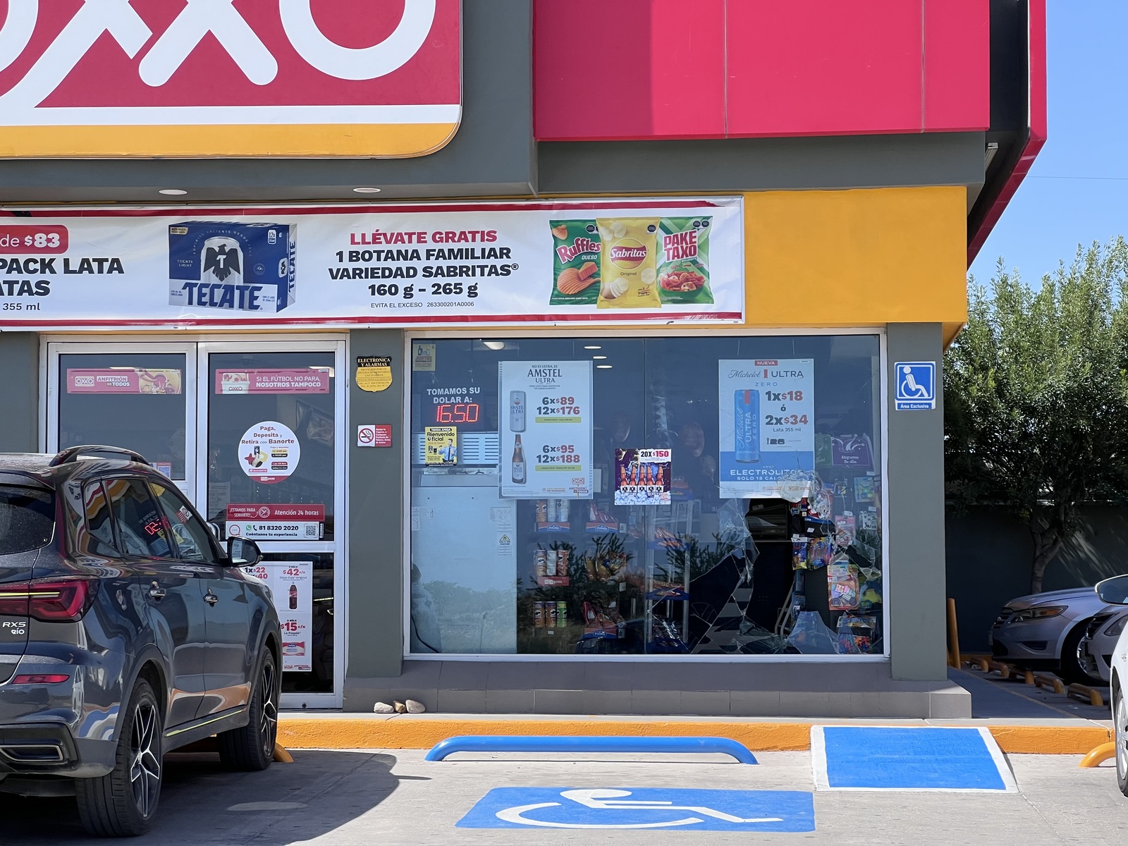 Fiscalía investiga robo a Oxxo tras daños en acceso principal