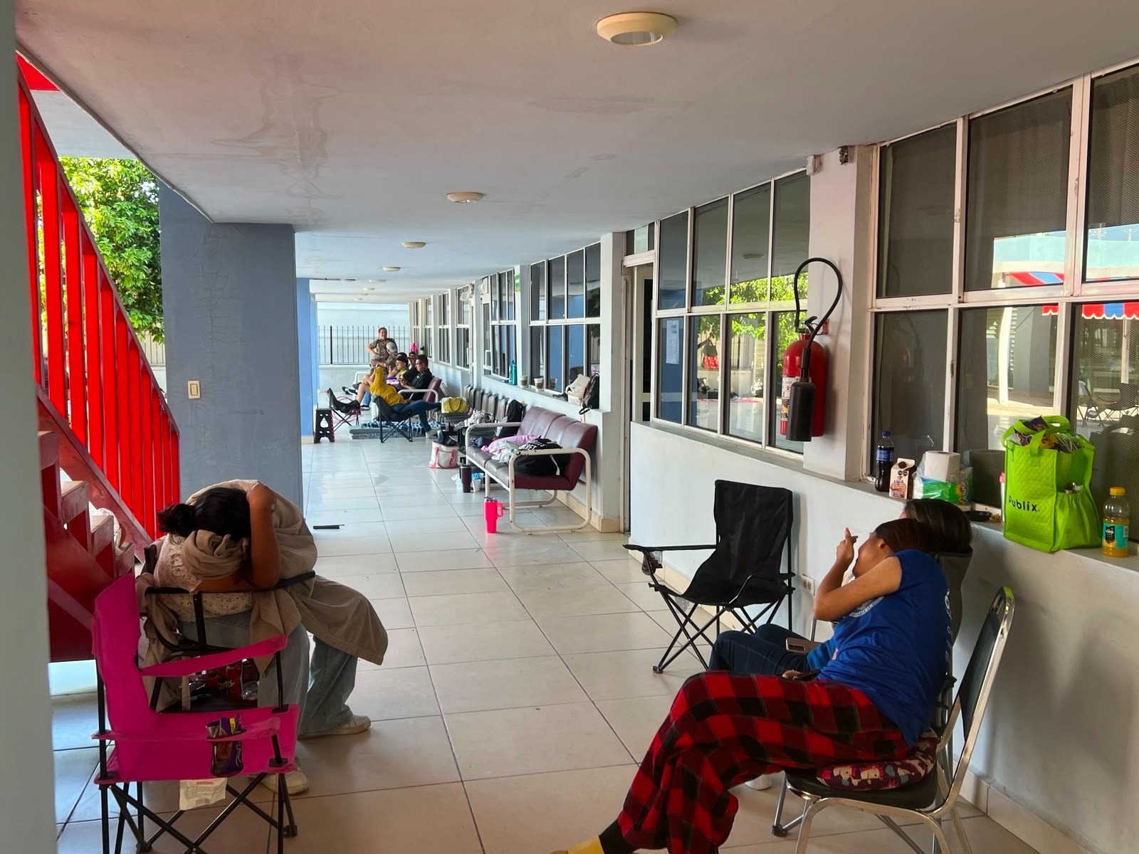 Ni la tromba frenó el sueño de ser enfermeros, acampan para alcanzar lugar en la escuela de Enfermería de la Cruz Roja
