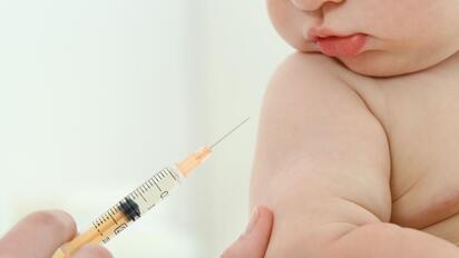 ¿Tu bebé acaba de vacunarse? Estas son las reacciones normales y las que requieren atención médica