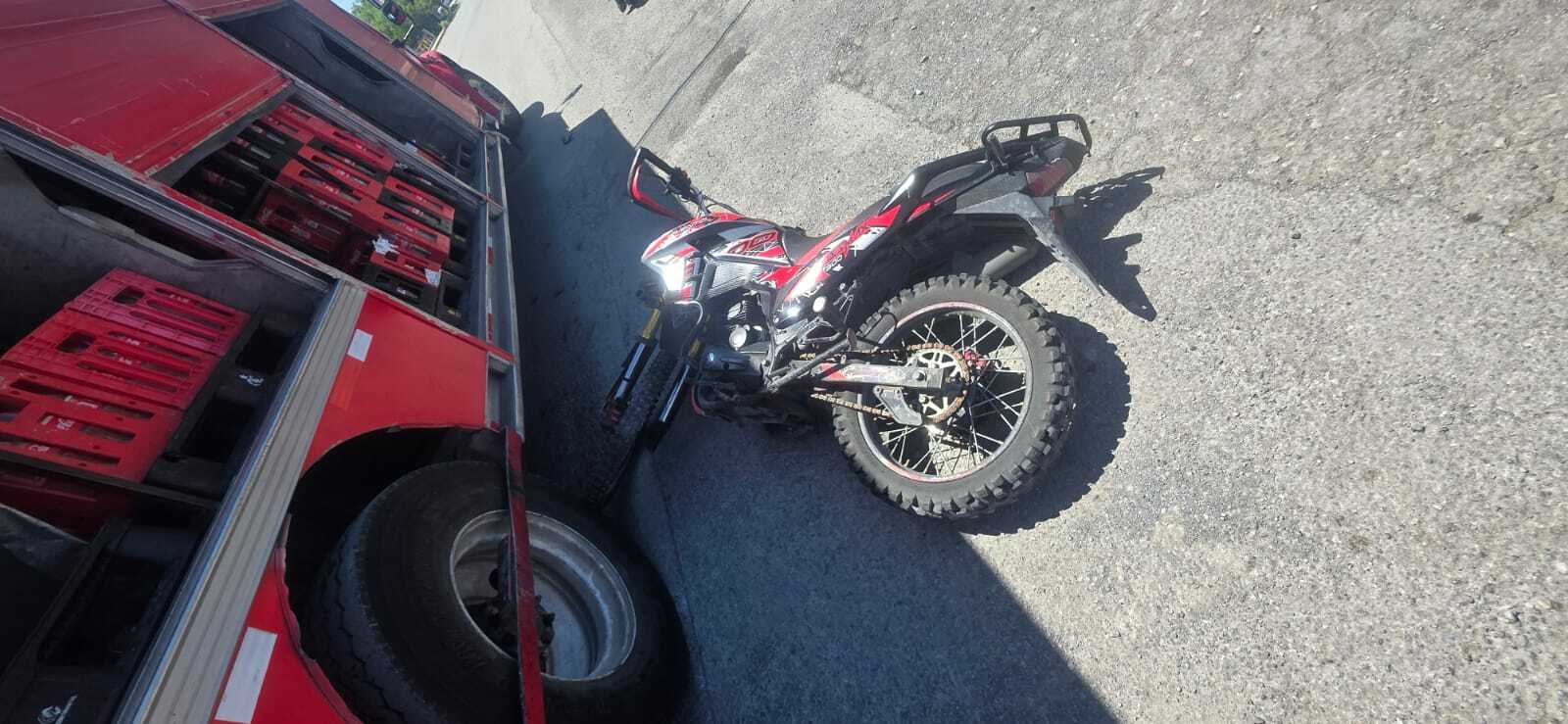 Motociclista resulta herido tras choque con camión repartidor en Frontera