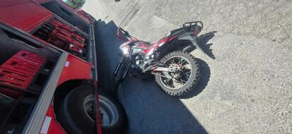 Motociclista resulta herido tras choque con camión repartidor en Frontera