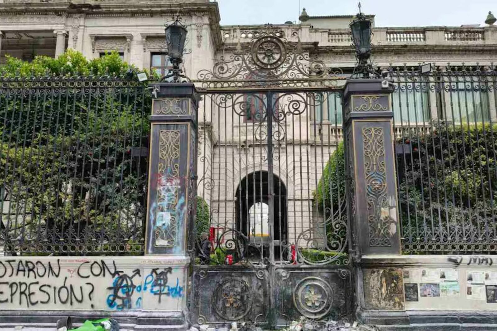 Personas trans y no binarias protestan en Segob tras presunta cancelación de reunión
