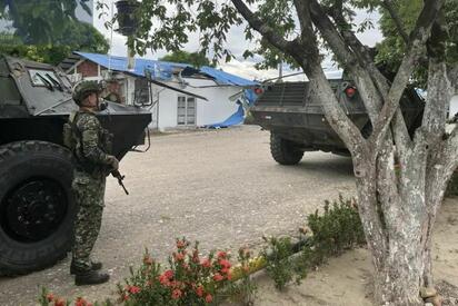 Un ataque con drones explosivos contra el aeropuerto de Tibú dejó tres personas heridas y daños en la infraestructura, informó el Ejército de Colombia.  Tres