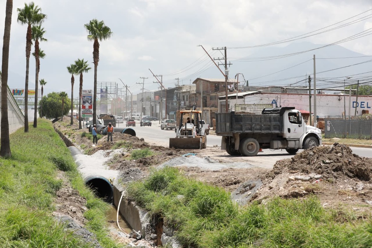 Refuerzan limpieza y desazolve de canales pluviales en Saltillo