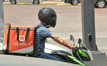 Una iniciativa en el Senado propone limitar al 15% las comisiones que cobran las plataformas digitales para mejorar los ingresos de repartidores y conductores.