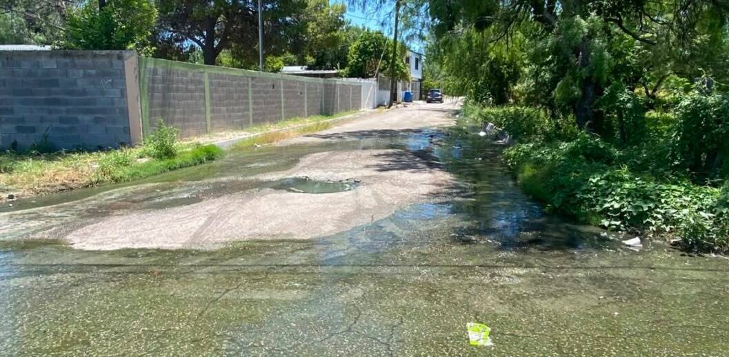 Aguas negras invaden calles de la colonia Altamira; habitantes exigen atención urgente