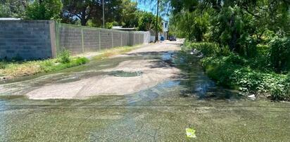 Aguas negras invaden calles de la colonia Altamira; habitantes exigen atención urgente