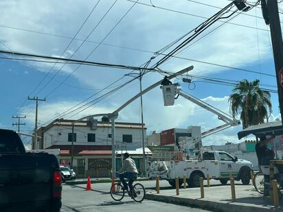 Mientras se concluyen las reparaciones, personal de Transporte y Vialidad permanece en el crucero para coordinar el flujo vehicular. El director de Transporte