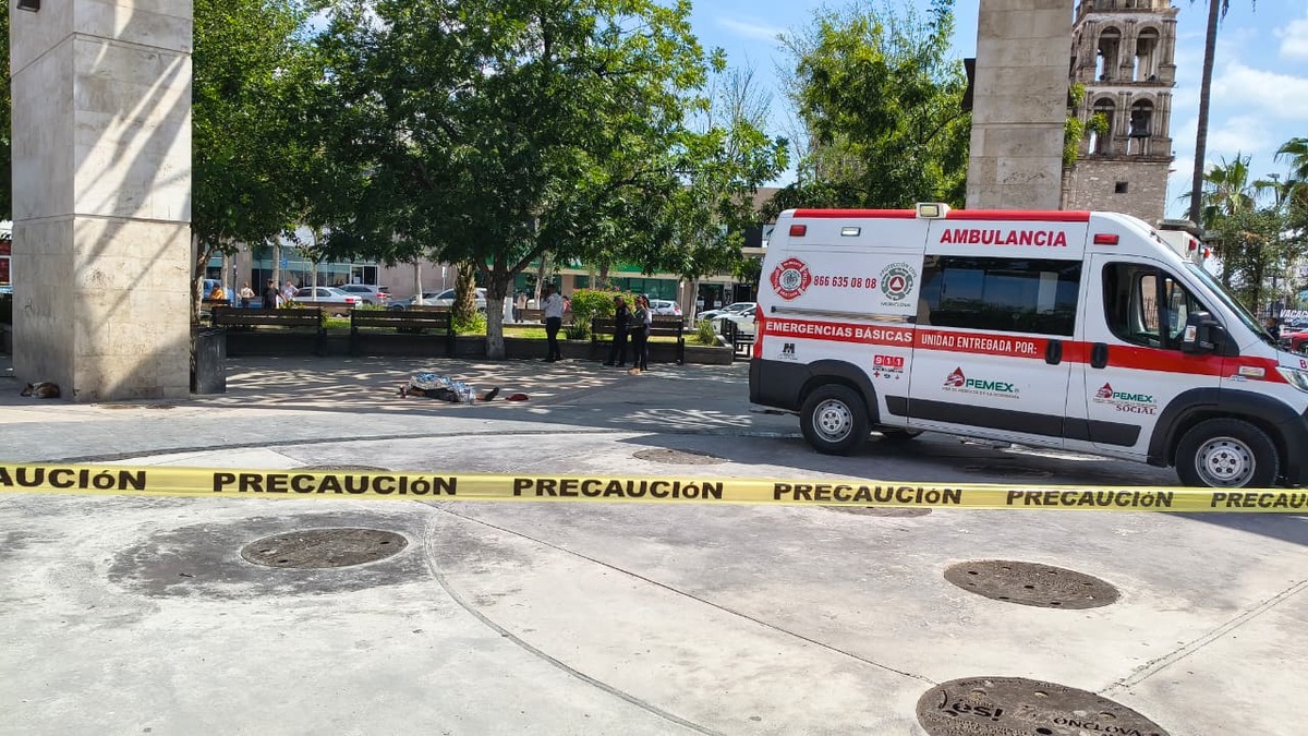 Muere indigente en la Plaza Principal; autoridades descartan violencia