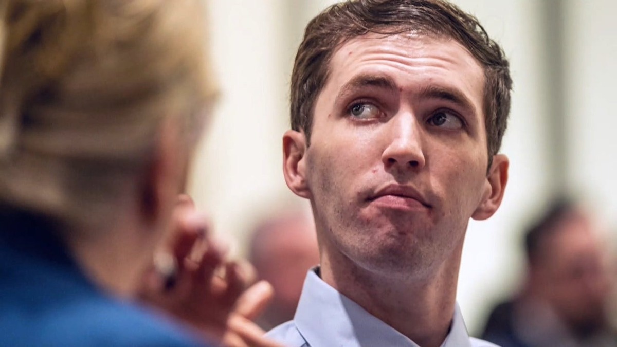 Defensa de acusado por asesinato de Charlie Kirk pone en duda evidencia genética durante audiencia preliminar
