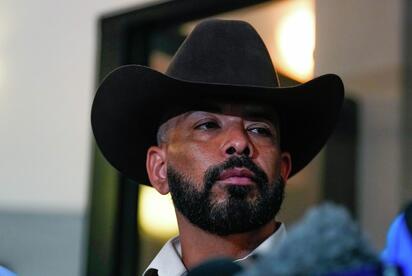 El abogado de testigos rechazó la versión de ICE sobre la muerte de Lorenzo Salgado y pidió evitar deportaciones que afecten la investigación.  El abogado Hugo