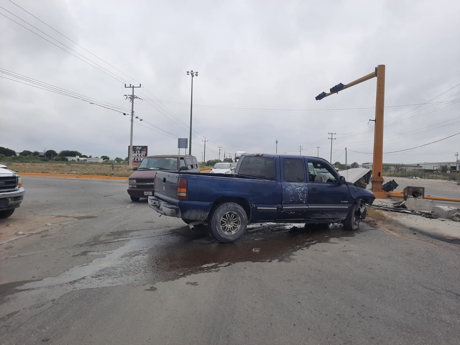 Conductor ebrio termina hospitalizado tras salirse del camino en la carretera 57
