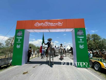 Durante el recorrido, la cabalgata congregó a más de 2,000 personas, de acuerdo con el estimado municipal.  La tradicional cabalgata del 81 aniversario