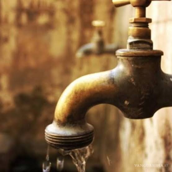 Alcalde de Piedras Negras descarta desabasto de agua; ciudadanos denuncian baja presión y drenajes desbordados