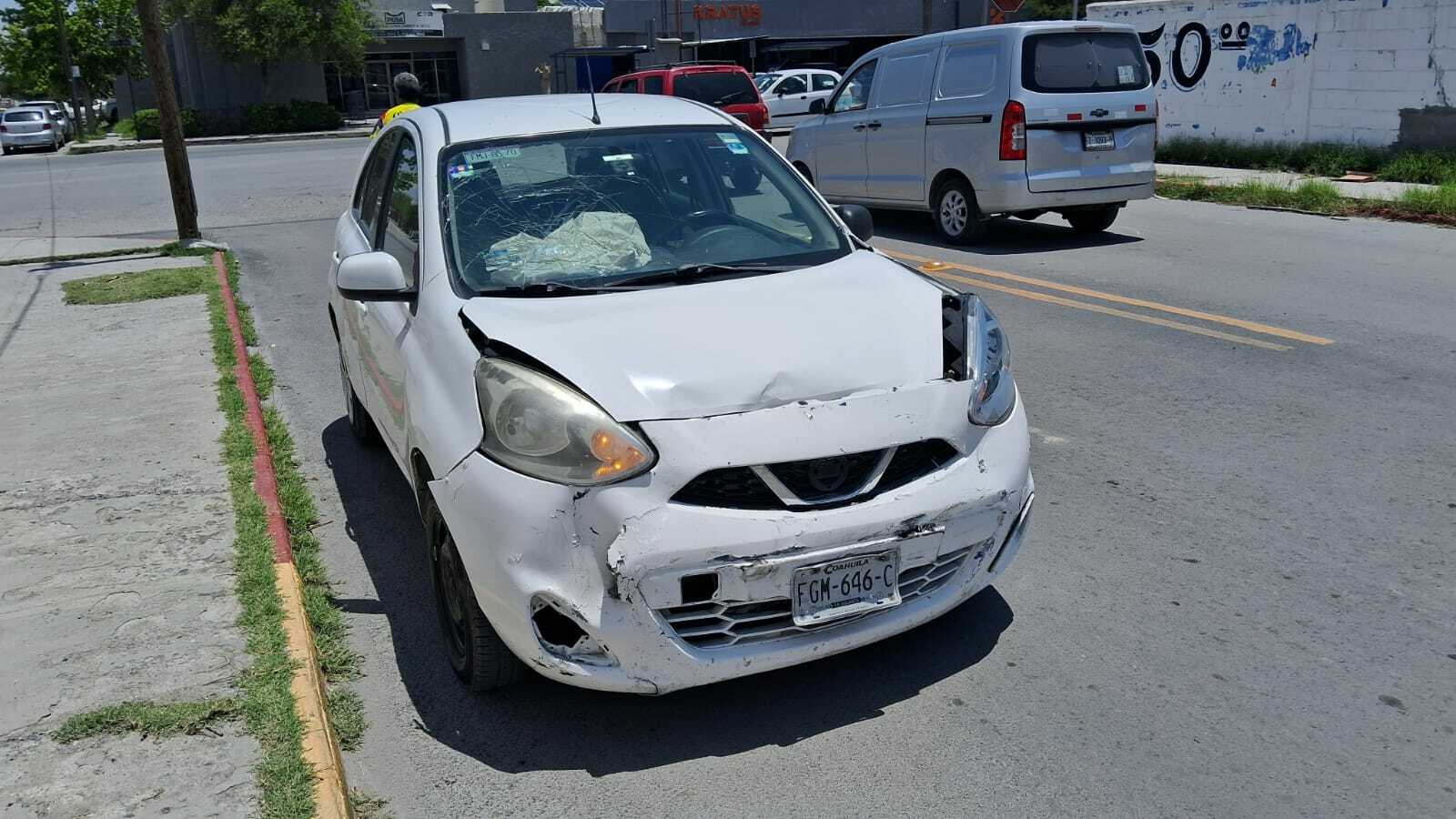 Mujer resulta lesionada tras choque entre camioneta y Nissan en el bulevar Juárez