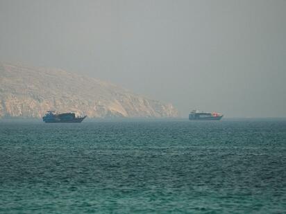 Irán anunció el cierre del estrecho de Ormuz tras un incidente con un buque extranjero, mientras la Guardia Revolucionaria acusa rutas marítimas